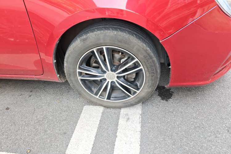 Used BYD Surui 2015 1.5L Automatic Luxury Model Right Front Wheel Hub