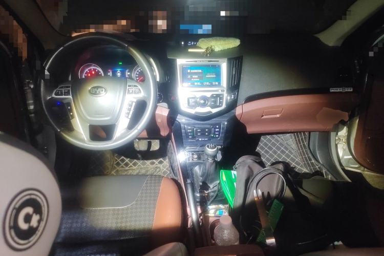 Used BYD Surui 2015 Revised Version 1.5L Manual Luxury Edition Center Console