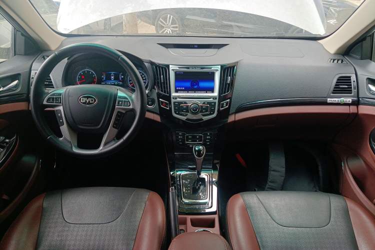 Used BYD Surui 2015 1.5L Automatic Luxury Model Center Console