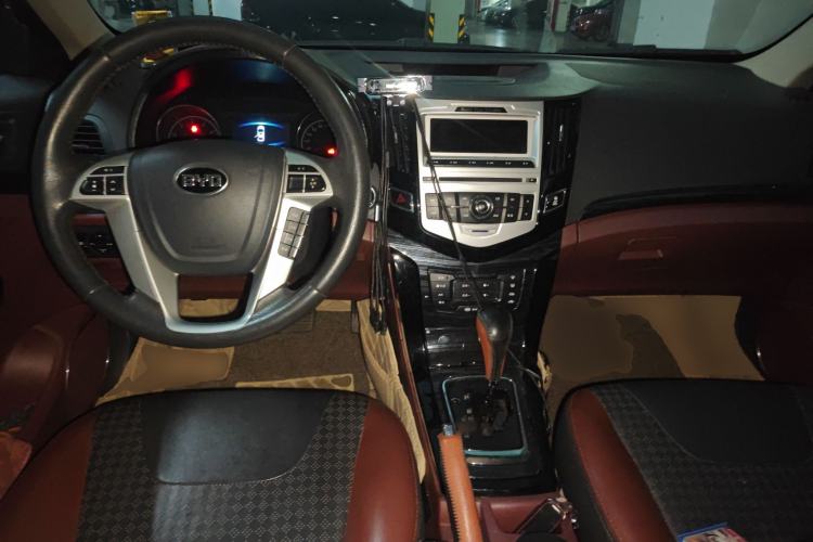 Used BYD Surui 2015 1.5L Automatic Comfort Edition Center Console