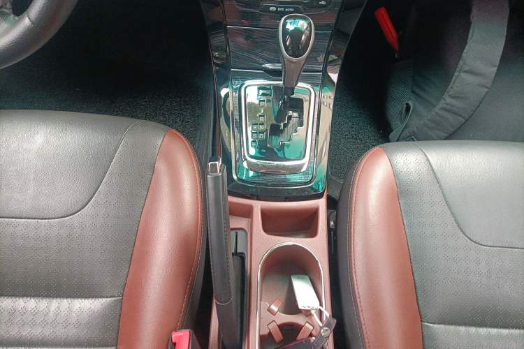 Used BYD Surui 2015 1.5L Automatic Luxury Model Gear Lever