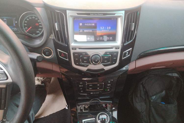 Used BYD Surui 2015 Revised Version 1.5L Manual Luxury Edition Audio And AC Panel