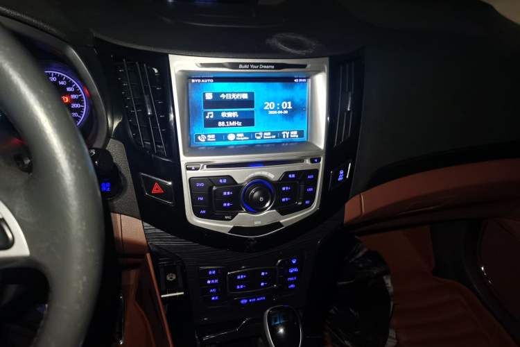 Used BYD Surui 2015 Revised Version 1.5L Automatic Luxury Edition Audio And AC Panel
