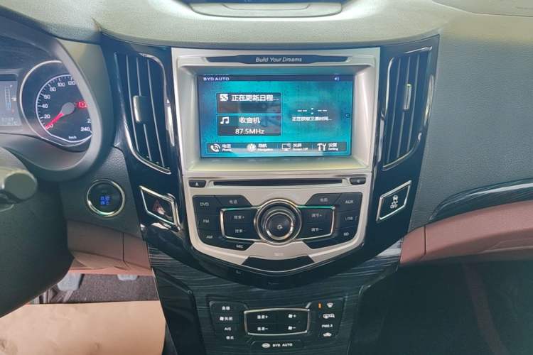 Used BYD Surui 2015 Revised Version 1.5L Manual Luxury Edition Audio And AC Panel