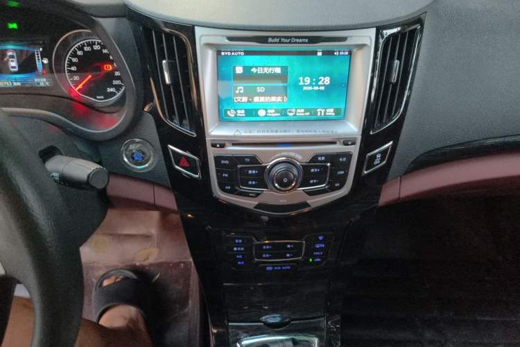 Used BYD Surui 2015 1.5L Manual Luxury Model Audio And AC Panel