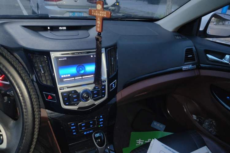 Used BYD Surui 2015 1.5L Automatic Luxury Model Audio And AC Panel