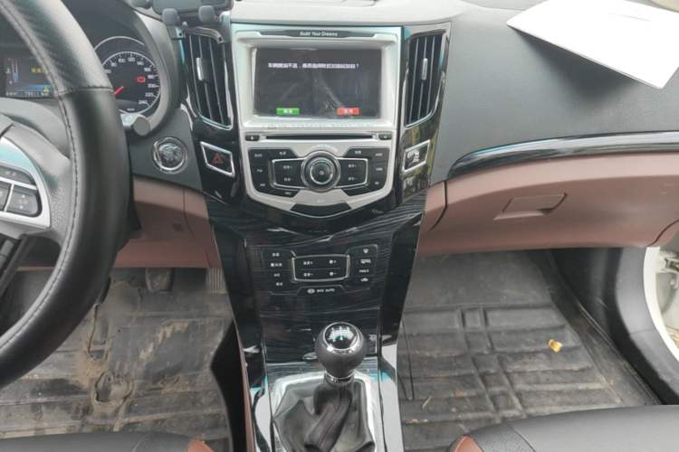 Used BYD Surui 2015 Revised Version 1.5L Manual Luxury Edition Audio And AC Panel