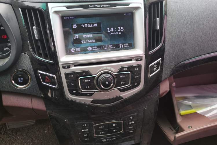 Used BYD Surui 2015 Revised Version 1.5L Automatic Luxury Edition Audio And AC Panel