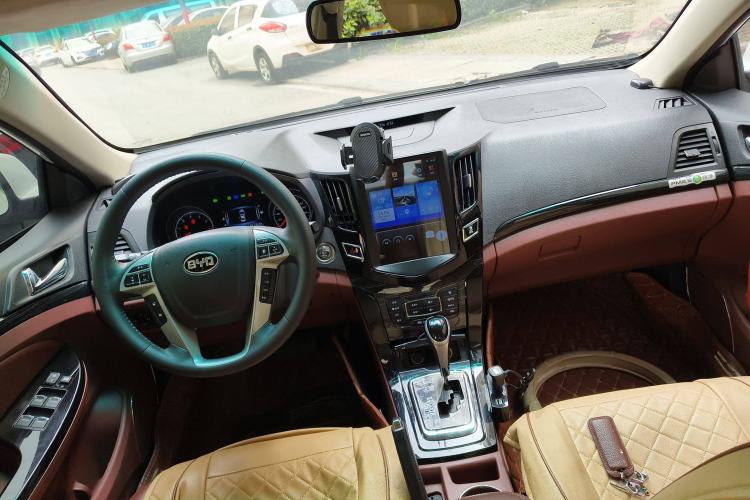 Used BYD Surui 2015 1.5L Automatic Luxury Model Center Console