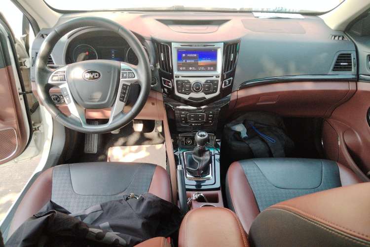 Used BYD Surui 2015 Revised Version 1.5L Manual Luxury Edition Center Console
