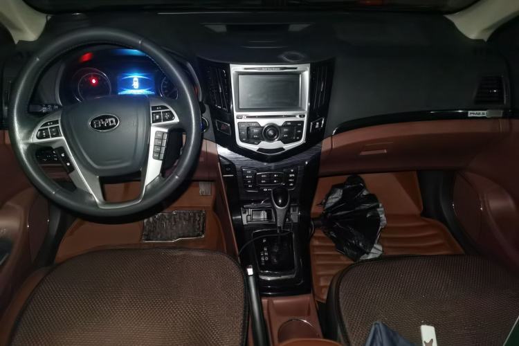 Used BYD Surui 2015 Revised Version 1.5L Automatic Luxury Edition Center Console