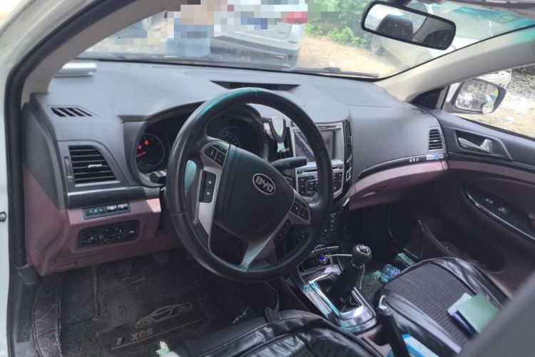 Used BYD Surui 2015 Revised Version 1.5L Manual Luxury Edition Center Console