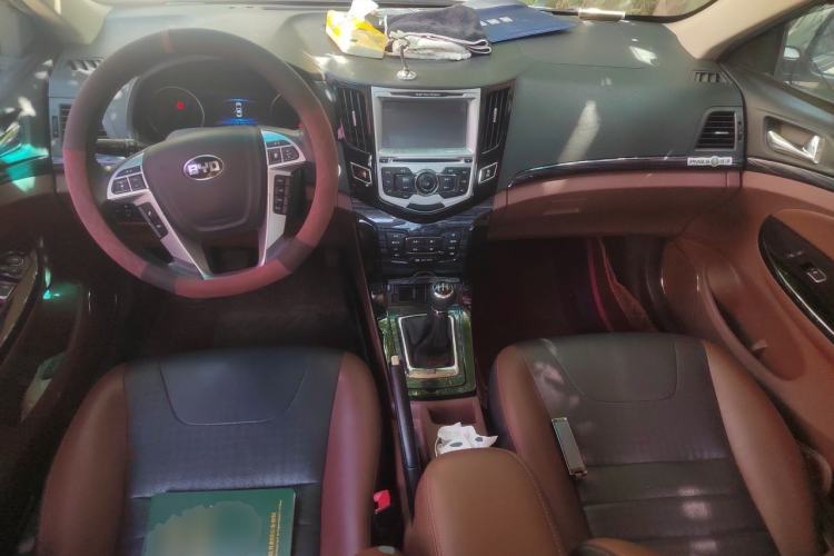 Used BYD Surui 2015 Revised Version 1.5L Manual Luxury Edition Center Console