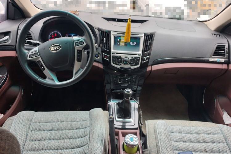 Used BYD Surui 2015 Revised Version 1.5L Manual Luxury Edition Center Console