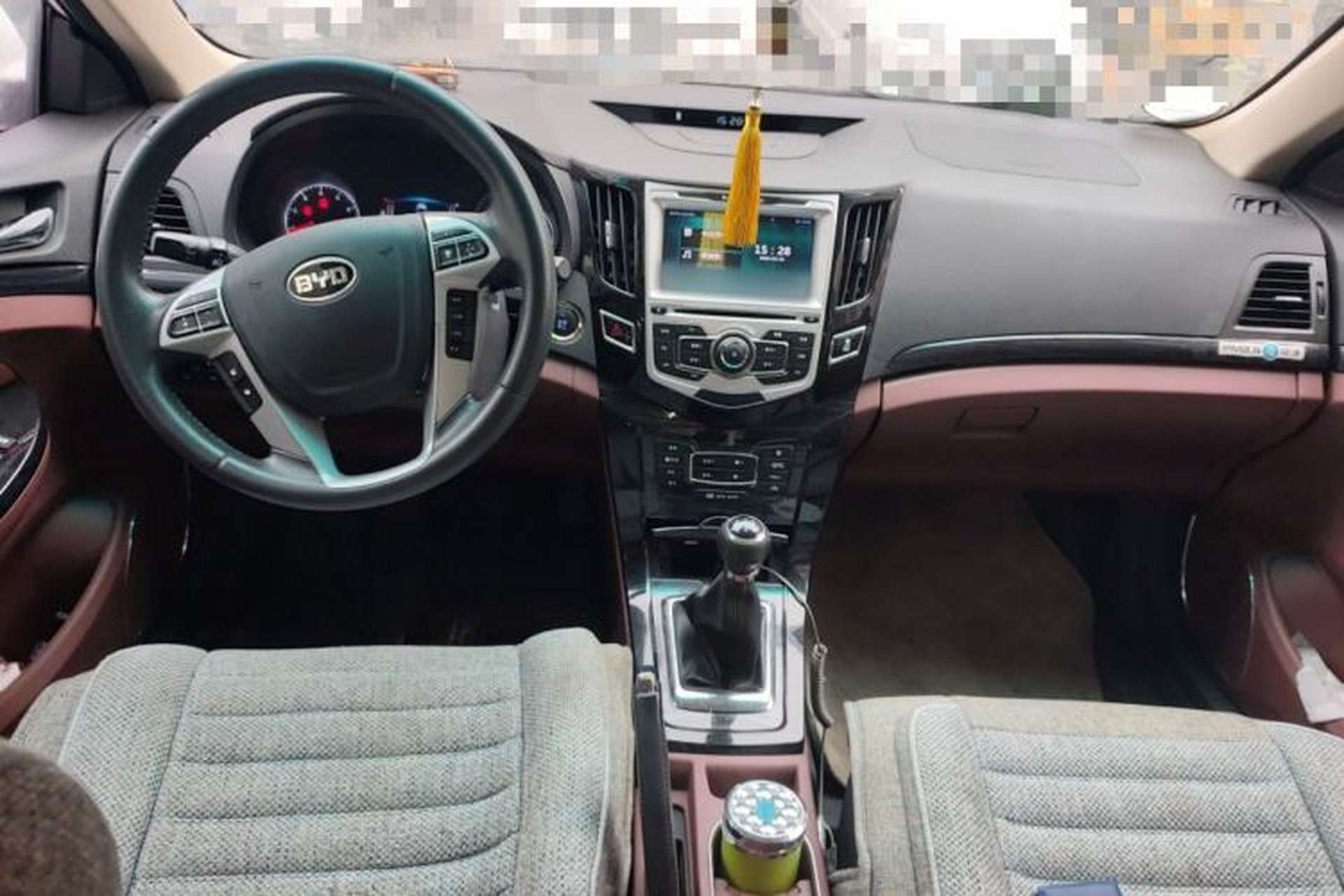 Used BYD Surui 2015 Revised Version 1.5L Manual Luxury Edition Center Console