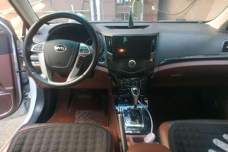 Used BYD Surui 2015 1.5L Automatic Comfort Edition Center Console