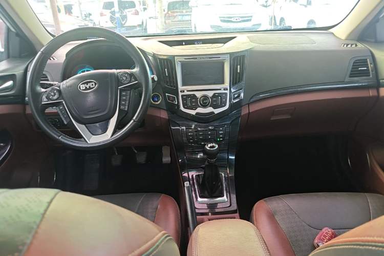 Used BYD Surui 2015 1.5L Manual Comfort Model Center Console
