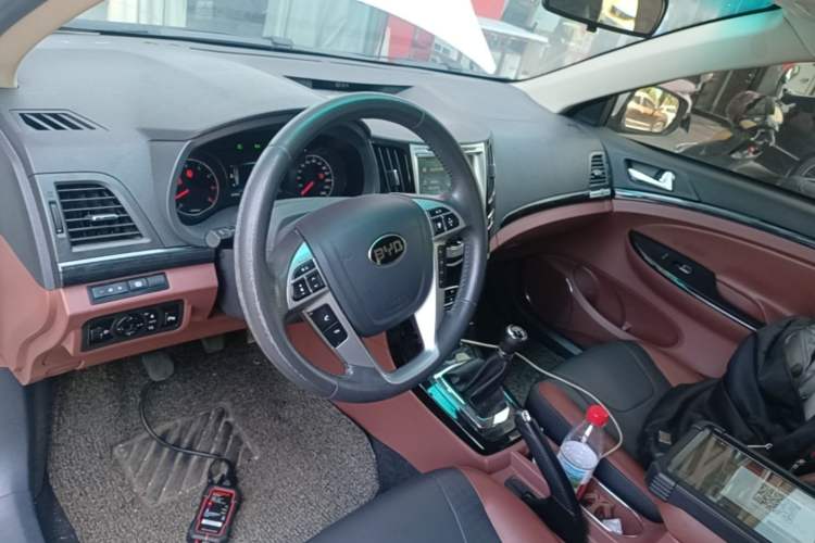 Used BYD Surui 2015 Revised Version 1.5L Manual Luxury Edition Center Console