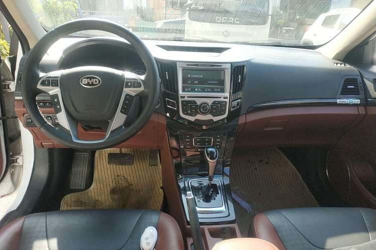 Used BYD Surui 2015 1.5L Automatic Luxury Model Center Console