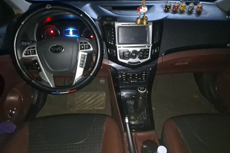 Used BYD Surui 2015 Revised 1.5L Manual Flagship Version Center Console