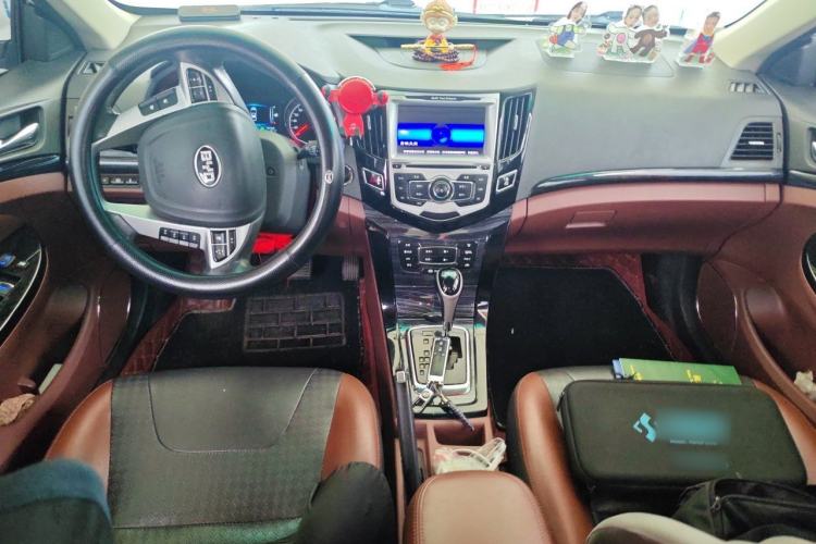 Used BYD Surui 2015 Revised Version 1.5L Automatic Luxury Edition Center Console