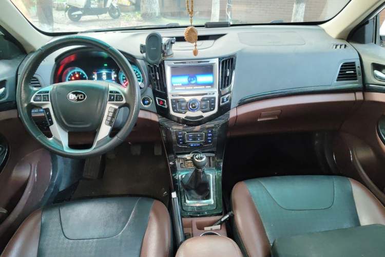 Used BYD Surui 2015 Revised Version 1.5L Manual Luxury Edition Center Console