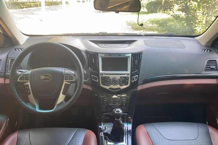 Used BYD Surui 2015 Revised Version 1.5L Manual Luxury Edition Center Console