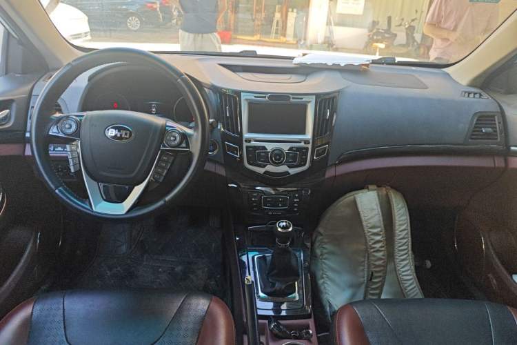 Used BYD Surui 2015 1.5L Manual Comfort Model Center Console
