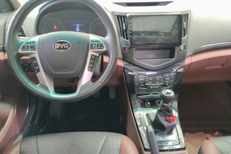 Used BYD Surui 2015 Revised Version 1.5L Manual Luxury Edition Center Console