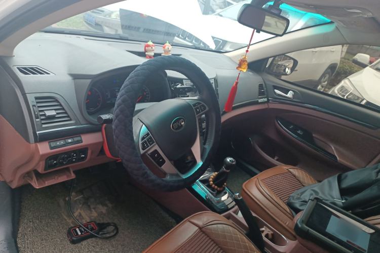 Used BYD Surui 2015 Revised Version 1.5L Manual Luxury Edition Center Console