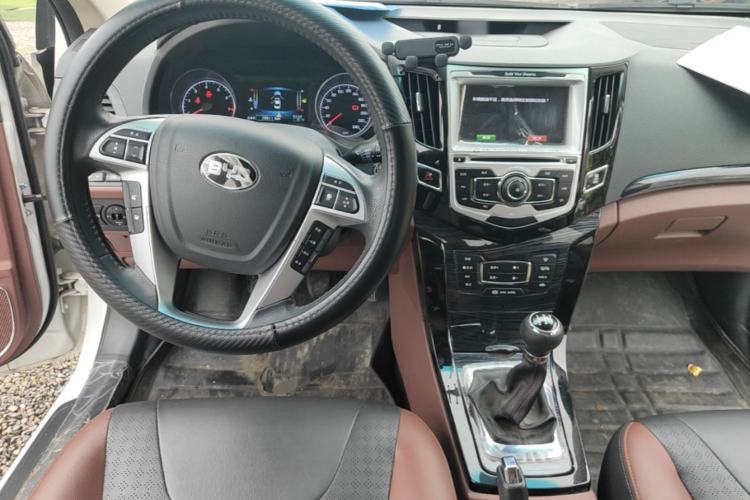 Used BYD Surui 2015 Revised Version 1.5L Manual Luxury Edition Center Console