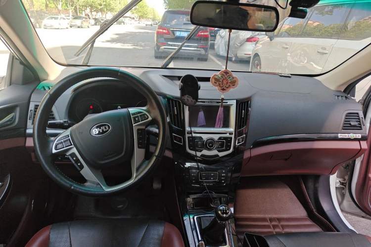 Used BYD Surui 2015 1.5L Manual Luxury Model Center Console