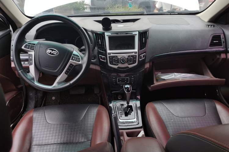 Used BYD Surui 2015 Revised Version 1.5L Automatic Luxury Edition Center Console