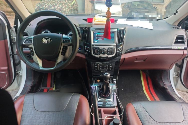 Used BYD Surui 2015 Revised Version 1.5L Manual Luxury Edition Center Console
