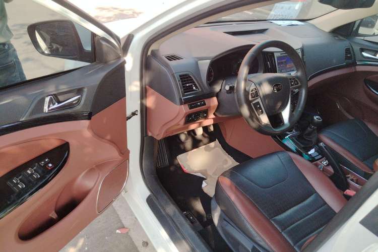Used BYD Surui 2015 Revised Version 1.5L Manual Luxury Edition Driver Seat
