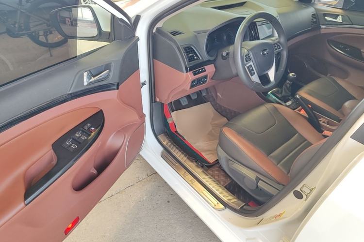 Used BYD Surui 2015 Revised Version 1.5L Manual Luxury Edition Driver Seat
