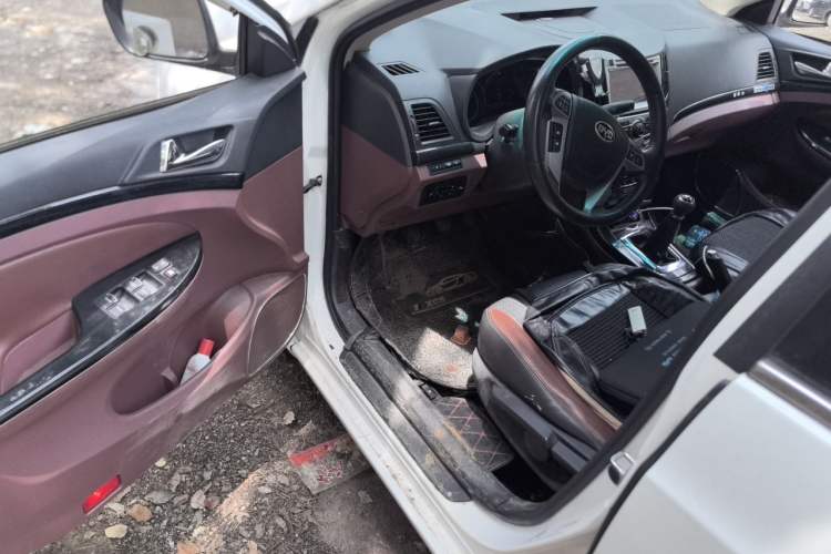 Used BYD Surui 2015 Revised Version 1.5L Manual Luxury Edition Driver Seat