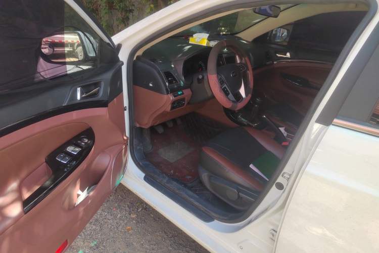 Used BYD Surui 2015 Revised Version 1.5L Manual Luxury Edition Driver Seat
