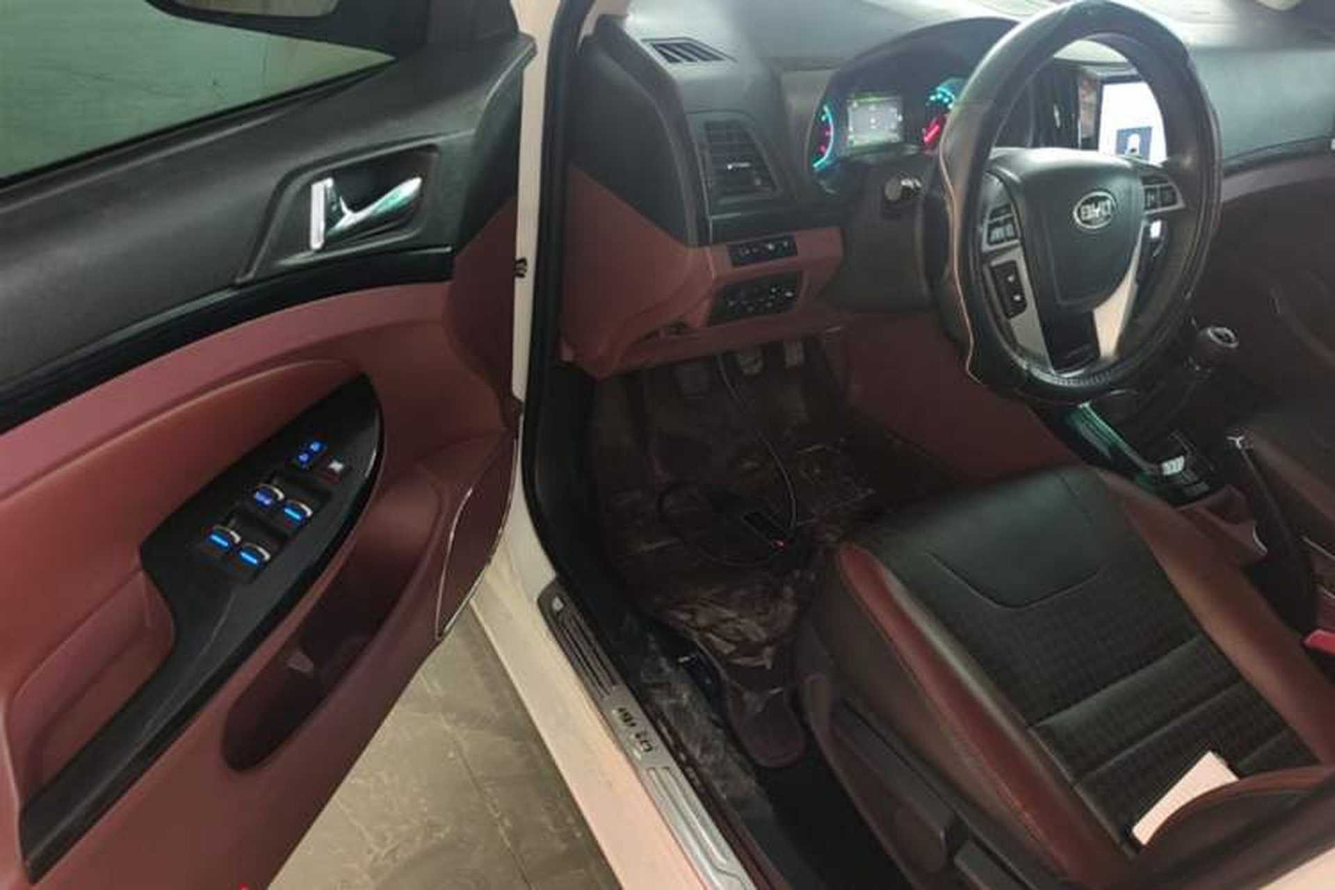 Used BYD Surui 2015 Revised Version 1.5L Manual Luxury Edition Driver Seat