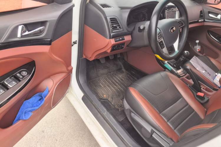 Used BYD Surui 2015 Revised Version 1.5L Manual Luxury Edition Driver Seat