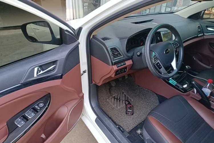 Used BYD Surui 2015 Revised Version 1.5L Manual Luxury Edition Driver Seat