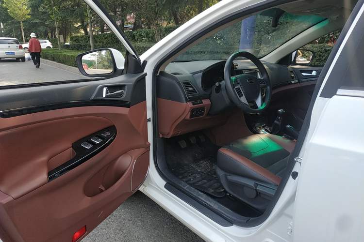 Used BYD Surui 2015 Revised Version 1.5L Manual Luxury Edition Driver Seat