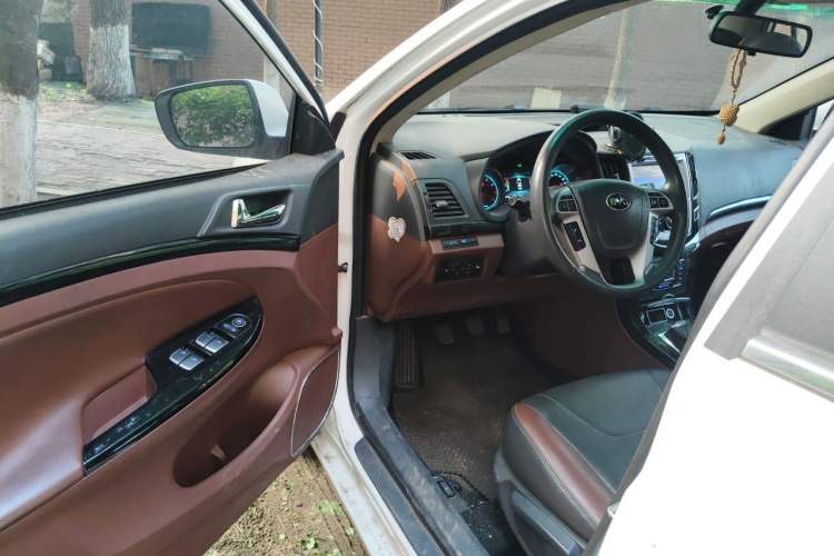 Used BYD Surui 2015 Revised Version 1.5L Manual Luxury Edition Driver Seat