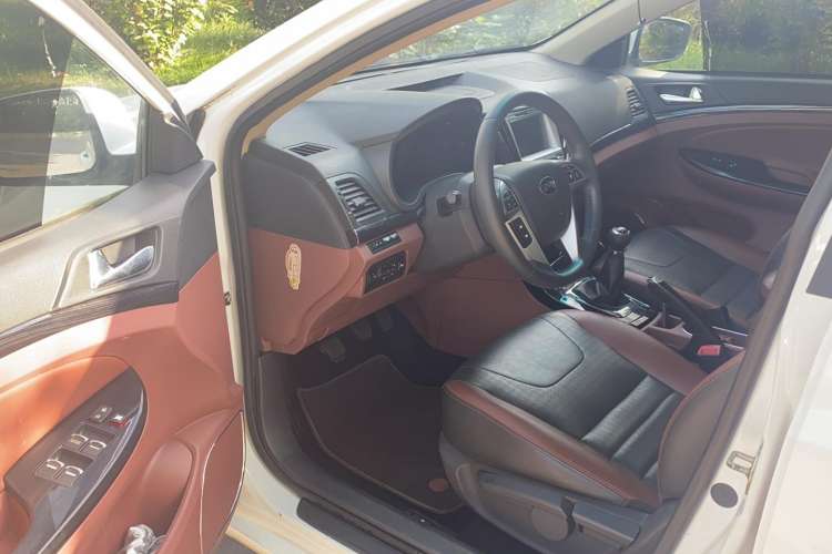 Used BYD Surui 2015 Revised Version 1.5L Manual Luxury Edition Driver Seat