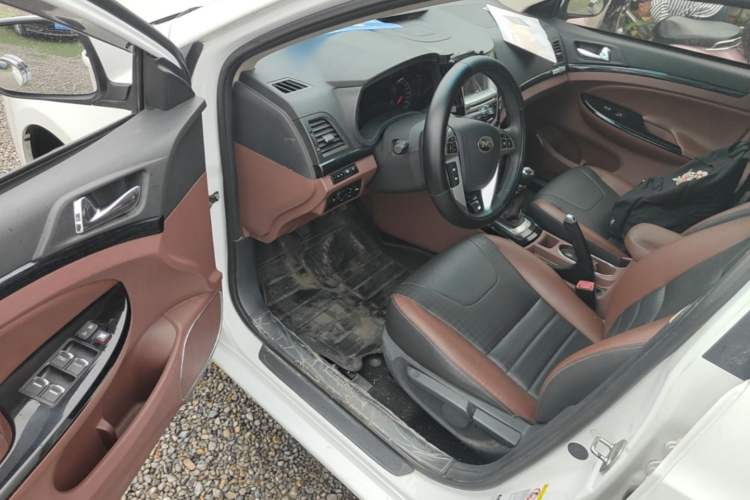 Used BYD Surui 2015 Revised Version 1.5L Manual Luxury Edition Driver Seat