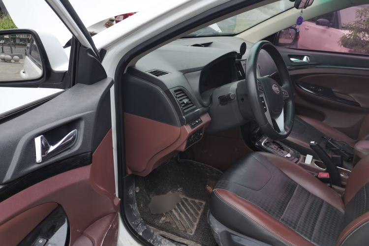 Used BYD Surui 2015 Revised Version 1.5L Automatic Luxury Edition Driver Seat