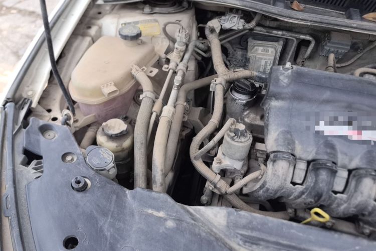 Used BYD Surui 2015 Revised Version 1.5L Manual Luxury Edition Engine Bay Right
