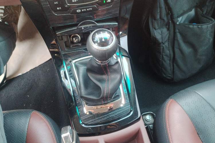Used BYD Surui 2015 Revised Version 1.5L Manual Luxury Edition Gear Lever