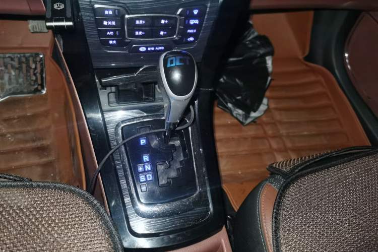 Used BYD Surui 2015 Revised Version 1.5L Automatic Luxury Edition Gear Lever