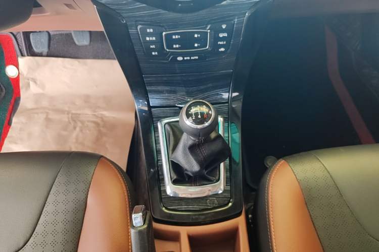 Used BYD Surui 2015 Revised Version 1.5L Manual Luxury Edition Gear Lever